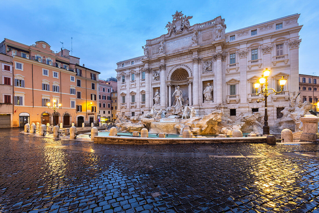 Blick auf die berühmte Fontana di Trevi in Morgendämmerung, Rom, Region Latium, Italien, Europa