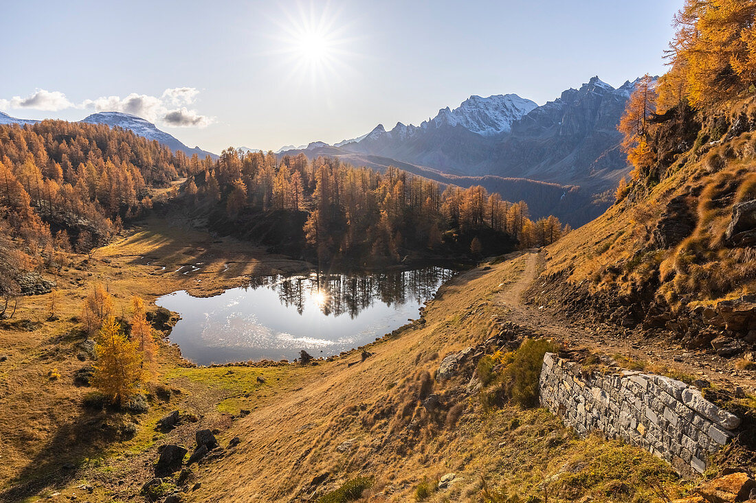 Herbstlicher Sonnenuntergang am Lago Superiore del Sangiatto, Alpe Devero, Valle Antigorio, Piemont, Italien