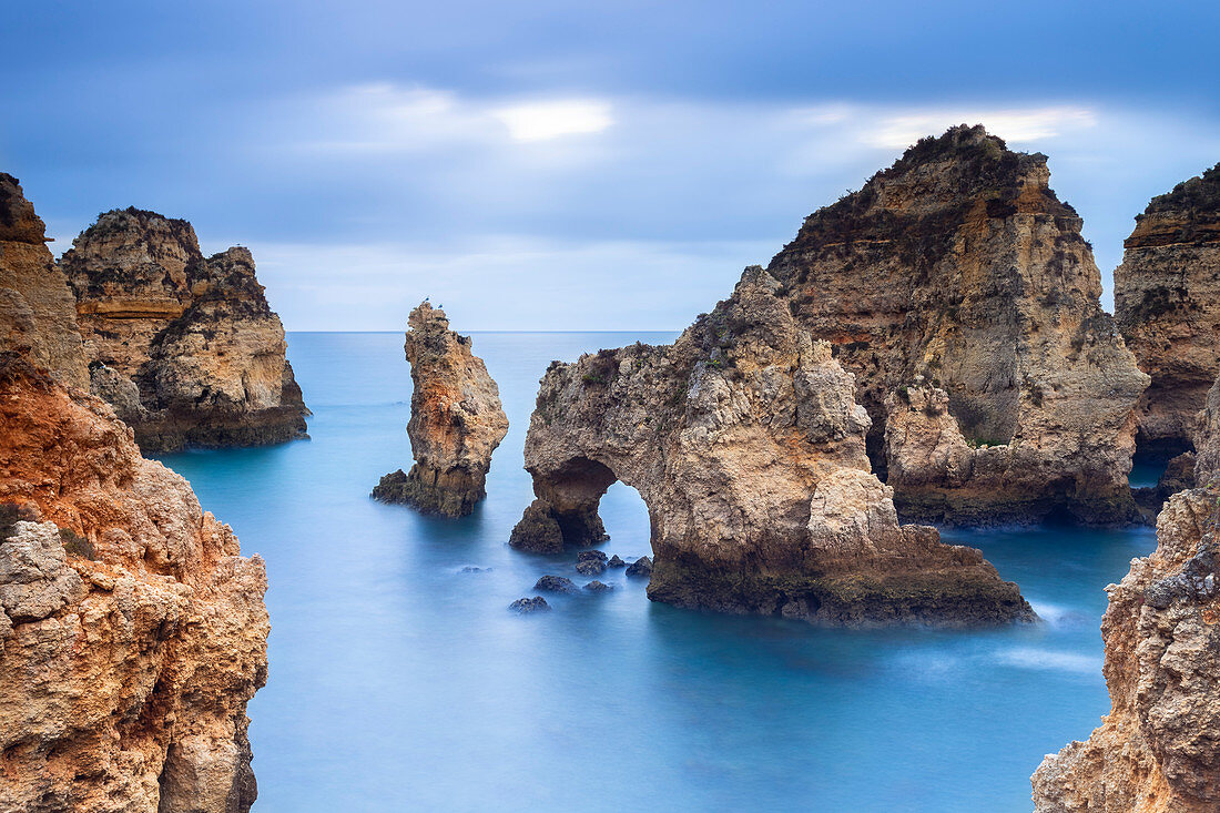 Bewölkter Sonnenaufgang an den gelben und roten Klippen von Ponta da Piedade, Lagos, Algarve, Portugal, Europa