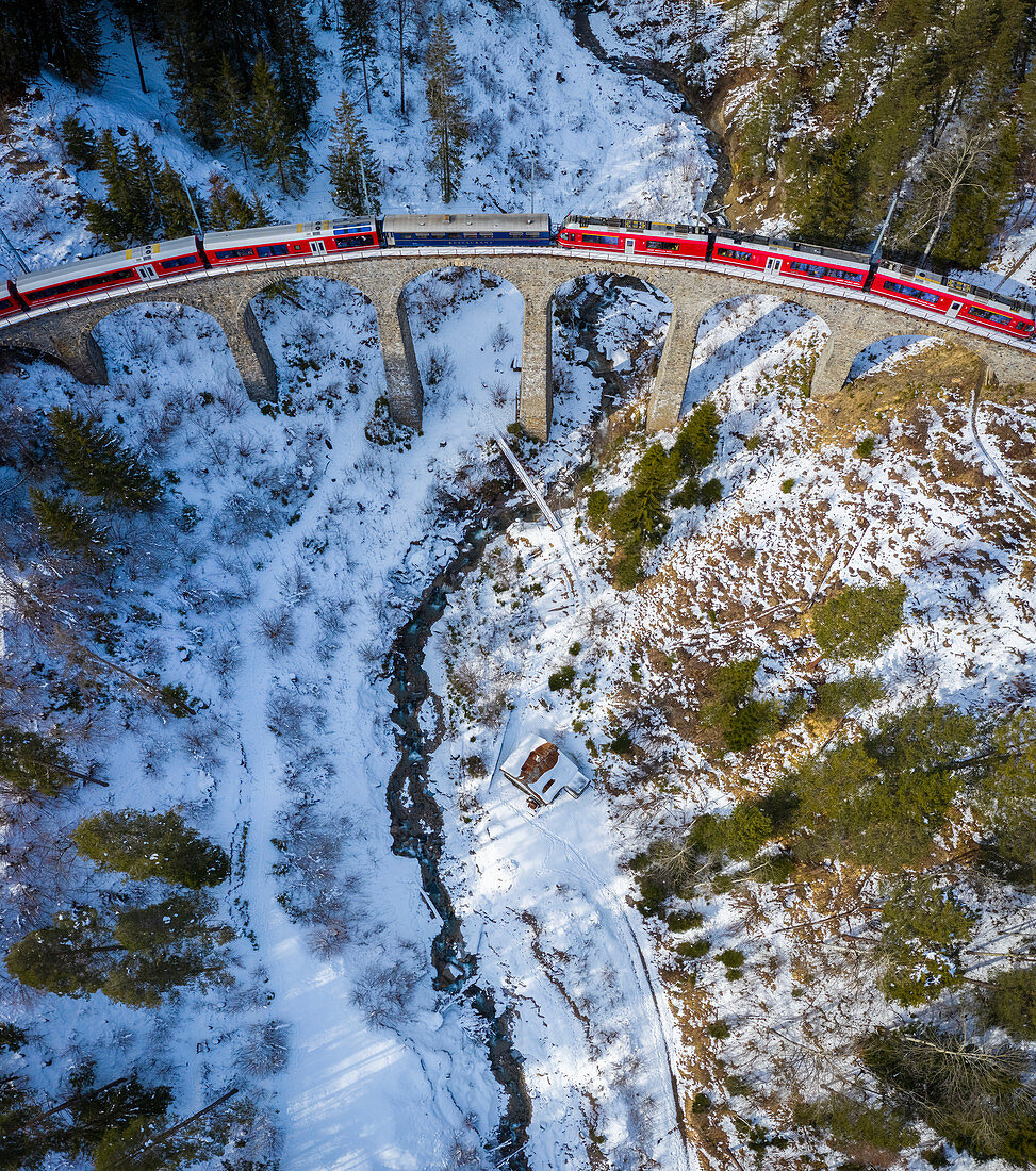 Luftaufnahme des berühmten Bernina-Express beim Überqueren des Landwasserviadukts, Filisur, Kanton Graubünden, Schweiz, Europa