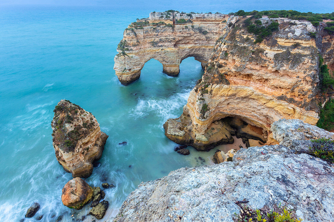 Blick auf die berühmten Naturbögen in Praia da Marinha, Caramujeira, Lagoa, Algarve, Portugal, Europa