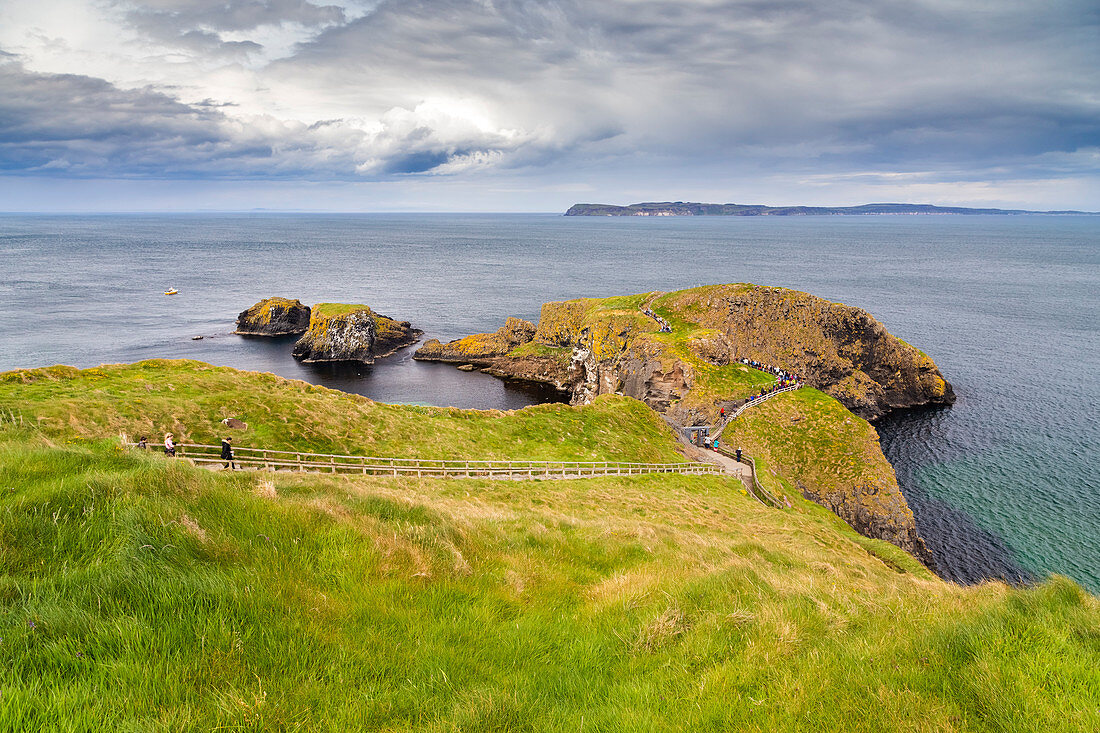 View of the Carrick-a-Rede Rope Bridge. Northern Ireland, County Antrim, Ballycastle, Ballintoy, United Kingdom.