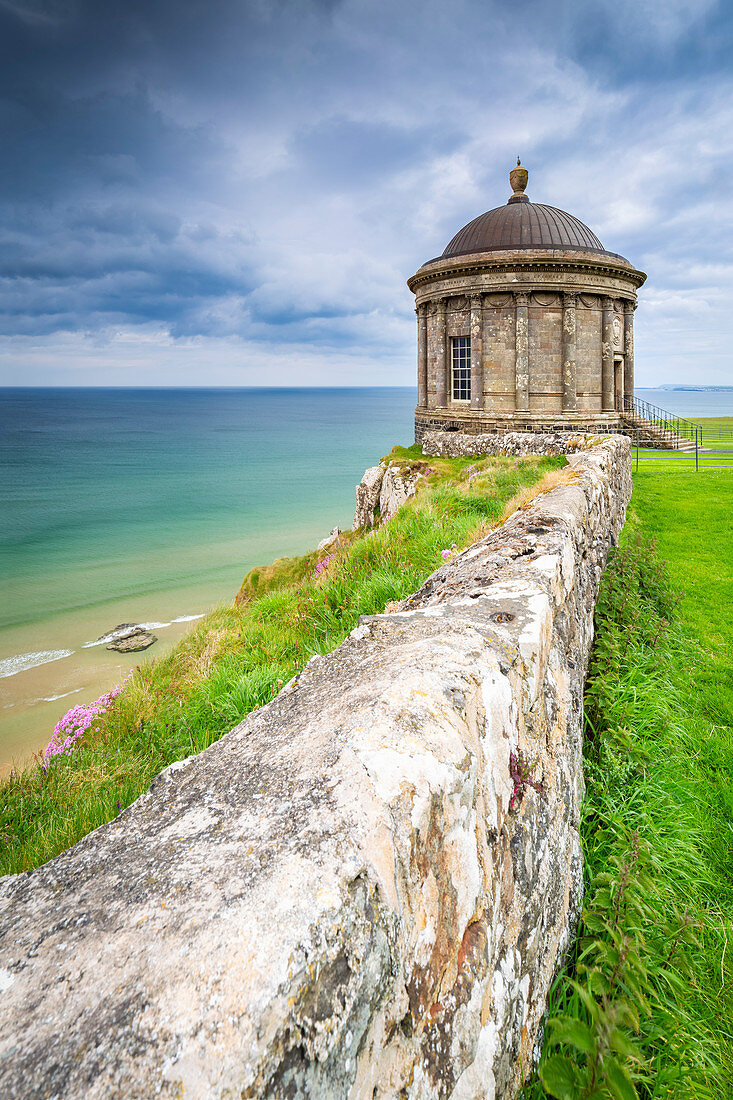 Blick auf den Mussenden-Tempel und den Downhill-Strand, Castlerock, County Antrim, Region Ulster, Nordirland, Vereinigtes Königreich