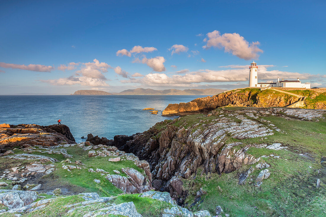 Fotograf, der den Blick auf den Leuchtturm Fanad Head (Fánaid) bei Sonnenuntergang bewundert, Grafschaft Donegal, Region Ulster, Irland, Europa