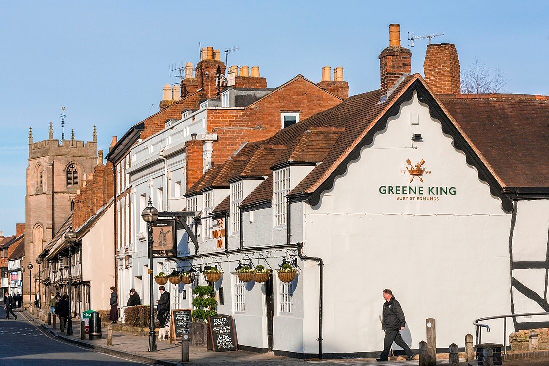 United Kingdom, Warwickshire, Stratford-upon-Avon, Chapel Street, The Windmill Inn installed in a house of the 16th and Guild Chapel (15th century) at the bottom