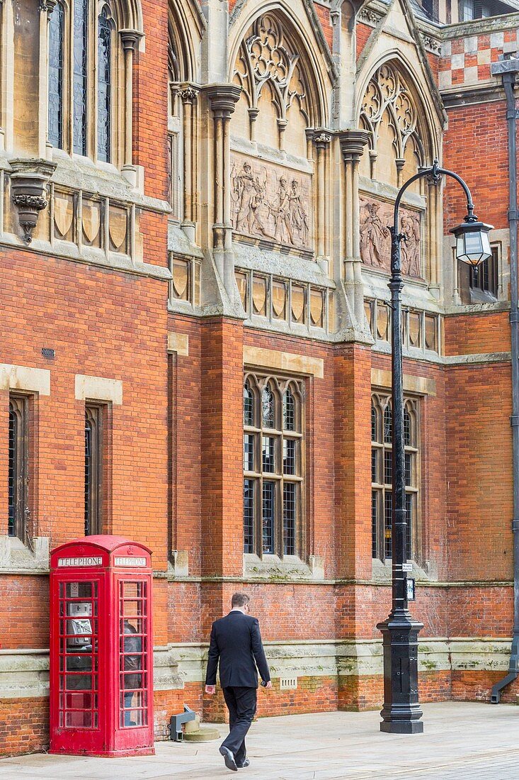 Vereinigtes Königreich, Warwickshire, Stratford-upon-Avon, The Swan Theatre Gothic Revival mit der Royal Shakespeare Company und eine vom Architekten Giles Gilbert Scott geschaffene Telefonzelle