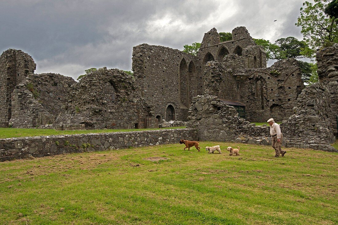 Vereinigtes Königreich, Nordirland, County Down, die Klosterruinen von Inch Abbey wurden zu den Zwillingen und den Riverlands umgeformt, das Begräbnis von Hoster Tully fand hier statt, und es ist auch der Ort, an dem der Hound und Arya zur Red Fork reisten