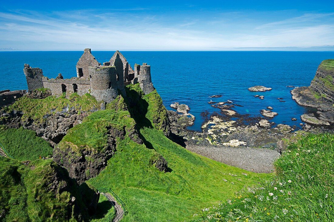 Vereinigtes Königreich, Nordirland, County Antrim, Bushmills, das Schloss von Dunluce aus dem 14. Jahrhundert