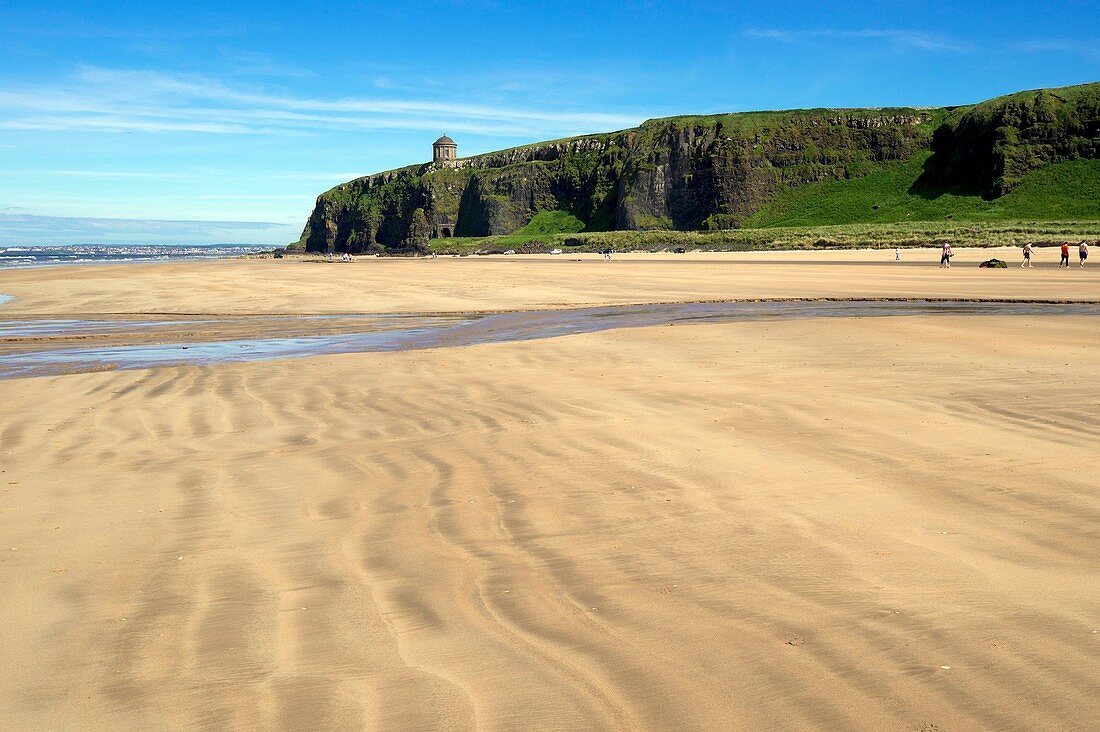 Vereinigtes Königreich, Nordirland, County Derry, am Mussendun-Tempel stürzen die 120 Fuß hohen Klippen zum Downhill Beach ab, der auch als Dragonstone bekannt ist, und wo Stannis Baratheon beobachtete, wie die Sieben Idole von Westeros verbrannten