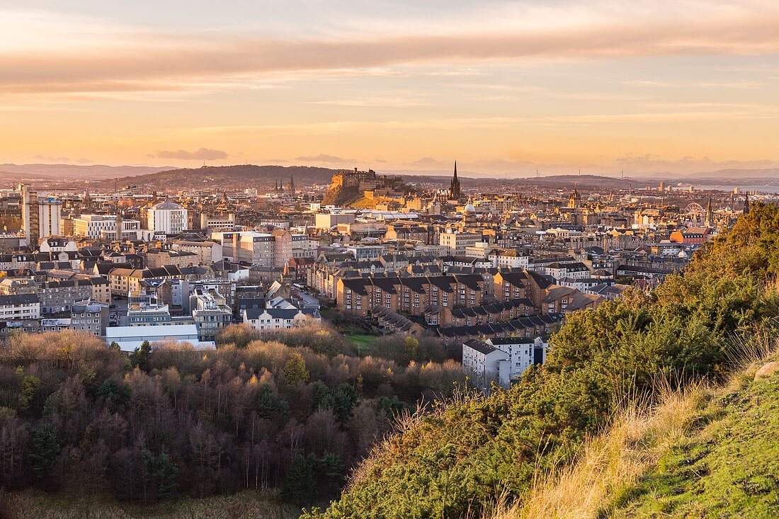 Vereinigtes Königreich, Schottland, Edinburgh, UNESCO-Weltkulturerbe, Blick auf Edinburgh und auf die Burg vom Holyrood Park