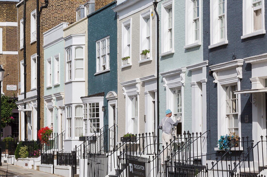 Vereinigtes Königreich, London, Bezirk Kensington in der Nähe von Notting Hill, farbige Stadthäuser, Anstreicher bei der Arbeit