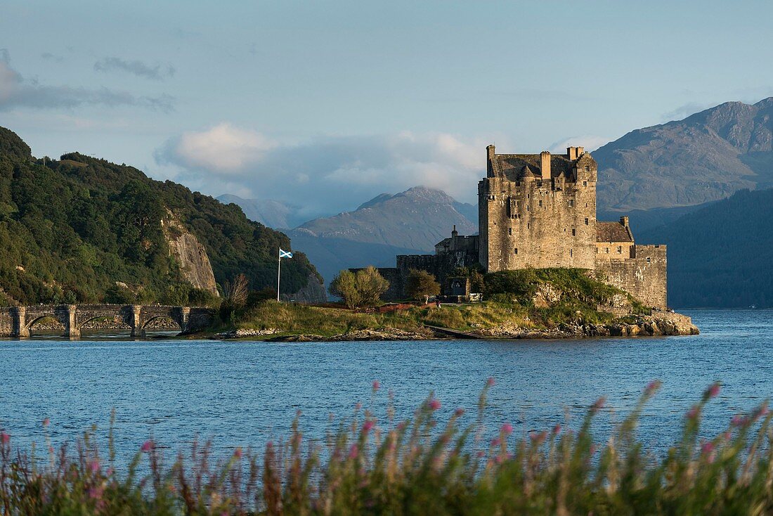 Schottland, Highland, Dornie, Eilean Donan Castle im Abendlicht