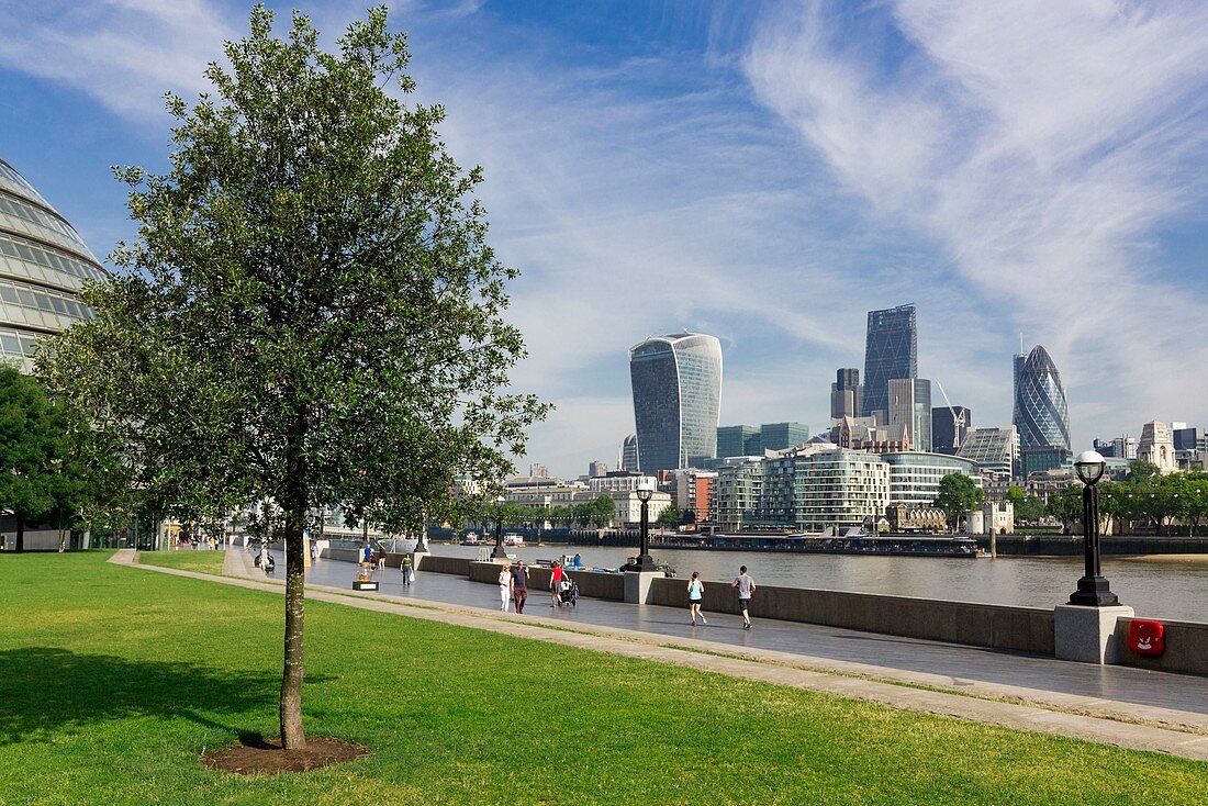 Vereinigtes Königreich, London, Bezirk Southwark, Ufer der Themse in der Nähe der Tower Bridge, mit Blick auf The City mit ihren Wolkenkratzern, der vom Architekten Rafael Viñoly entworfene Walkie Talkie, der Tower 30 St. Mary Axe oder das Swiss Re Building, auch als The Gherkin bekannt, entworfen vom Architekten Norman Foster, im Vordergrund Rathaus von demselben Norman Foster