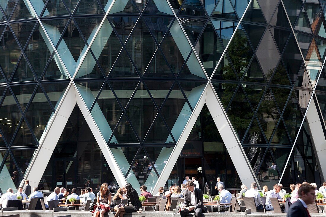 Vereinigtes Königreich, London, Geschäftsviertel der Stadt, Swiss Re Building, auch als The Gherkin bekannt, entworfen vom Architekten Norman Foster, Caféterrasse
