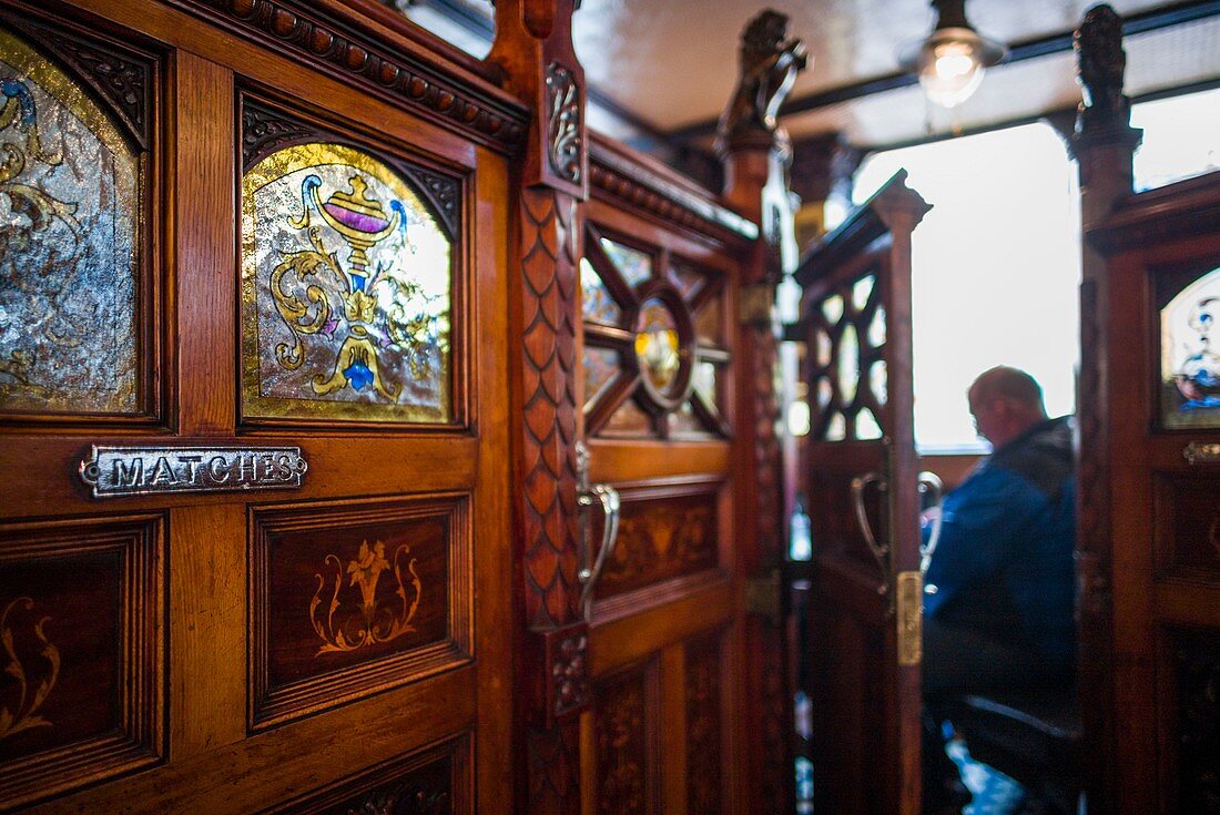 Vereinigtes Königreich, Nordirland, Belfast, Crown Liquor Saloon, historische Bar von 1885, einzigartige private Barzimmer, sogenannte Snugs