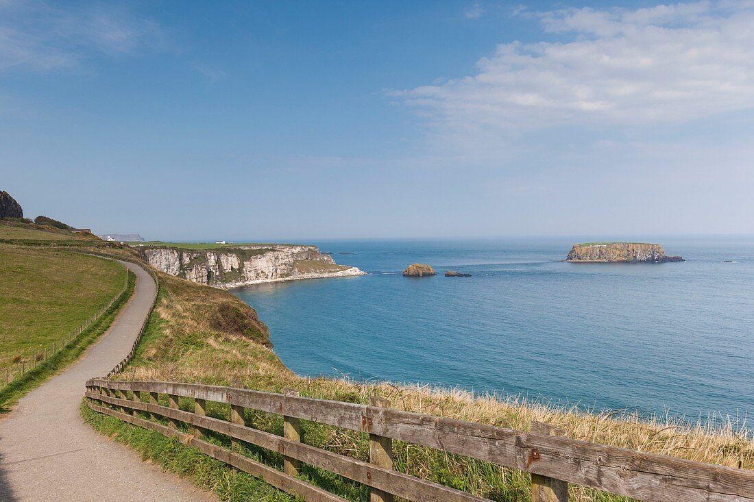United Kingdom, Northern Ireland, County Antrim, Ballintoy, pathway to the Carrick-a-Rede Rope Bridge