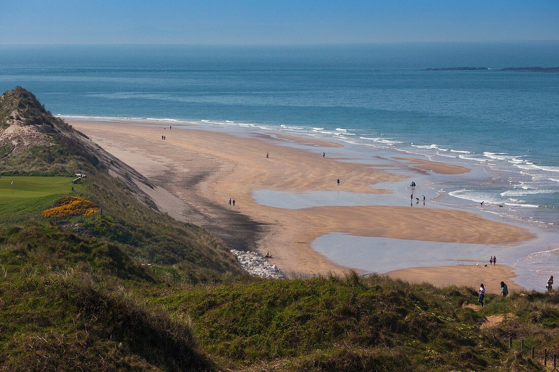 Vereinigtes Königreich, Nordirland, County Antrim, Portrush, erhöhter Blick auf Curran Beach
