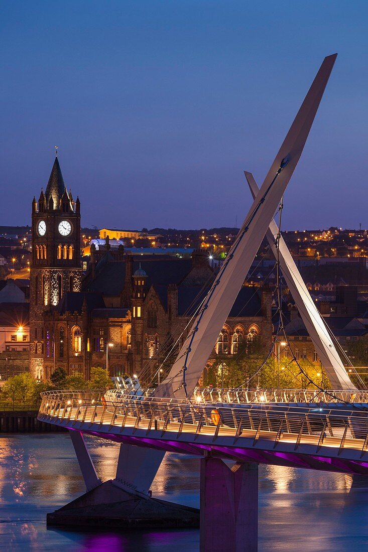 Vereinigtes Königreich, Nordirland, County Londonderry, Derry, die Friedensbrücke über den Fluss Foyle, 2011, Abenddämmerung