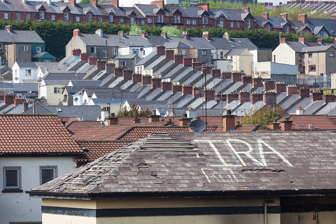 United Kingdom, Northern Ireland, County Londonderry, Derry, Bogside area, roof with pro-IRA sign