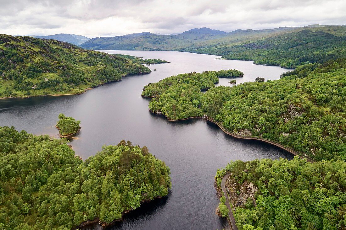 Vereinigtes Königreich, Schottland, Stirling, Callender, The Trossachs National Park, der Süßwassersee Katrine (Luftaufnahme)