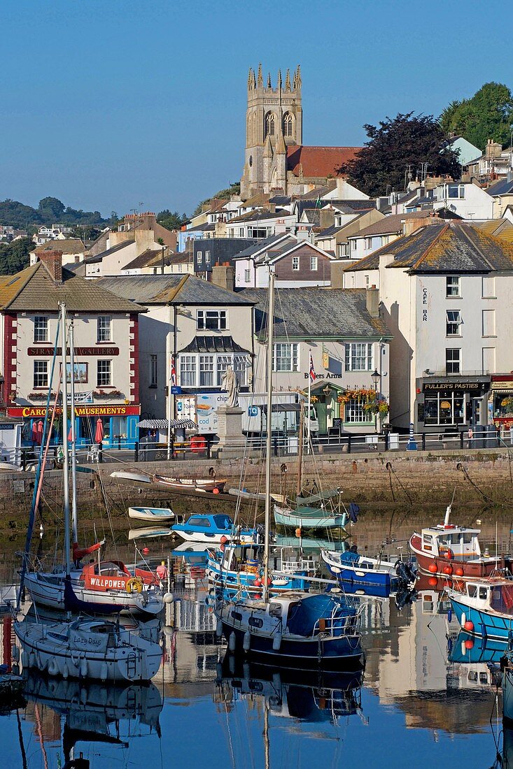 Vereinigtes Königreich, Devon, Brixham, Fischerboote im Hafen mit Blick auf Häuser und anglikanische Kirche