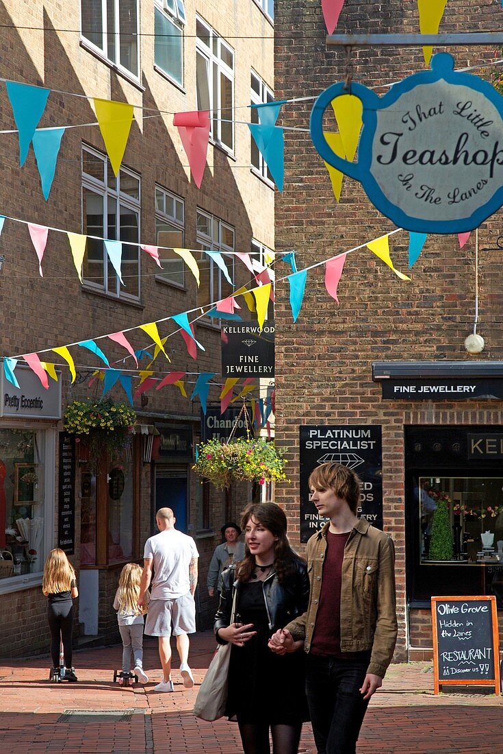 United Kingdom, Sussex, Brighton, young couple in an shopping alley of North laine