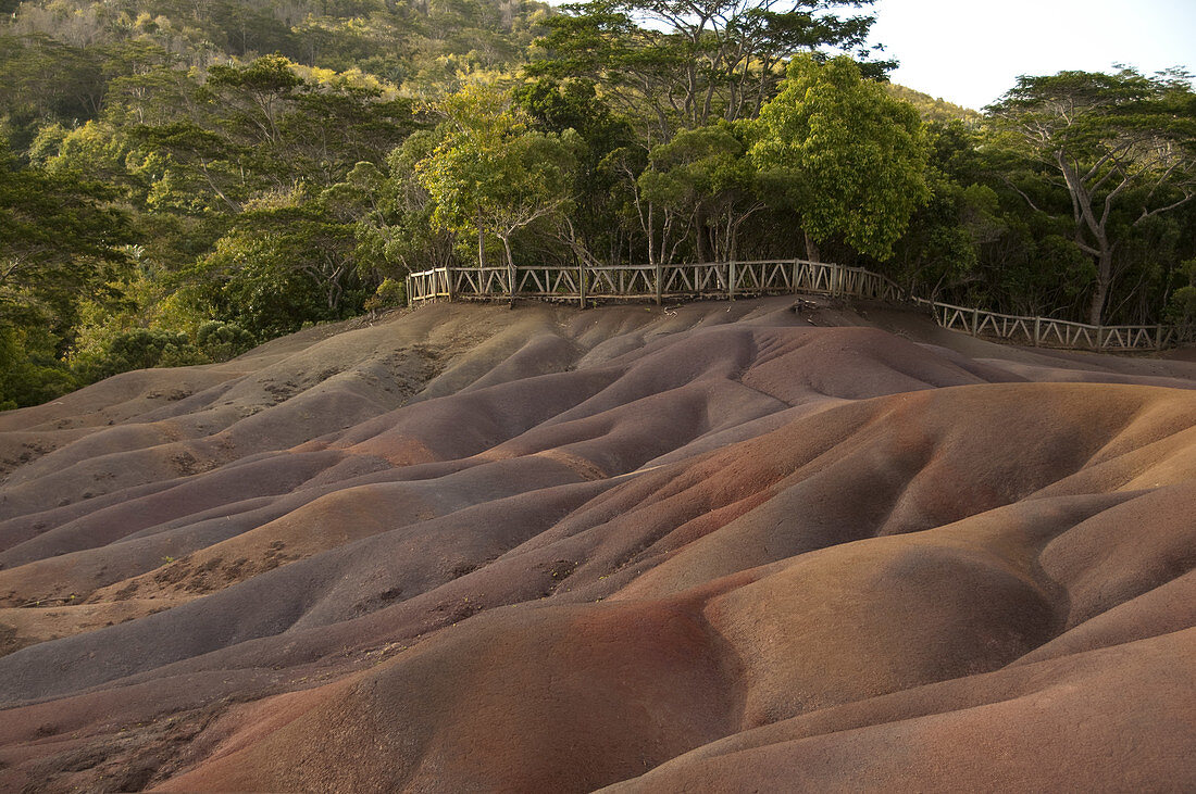 Ansicht von Sanddünen aus verschiedenfarbigem Sand, Chamarel, Black River District, West Mauritius