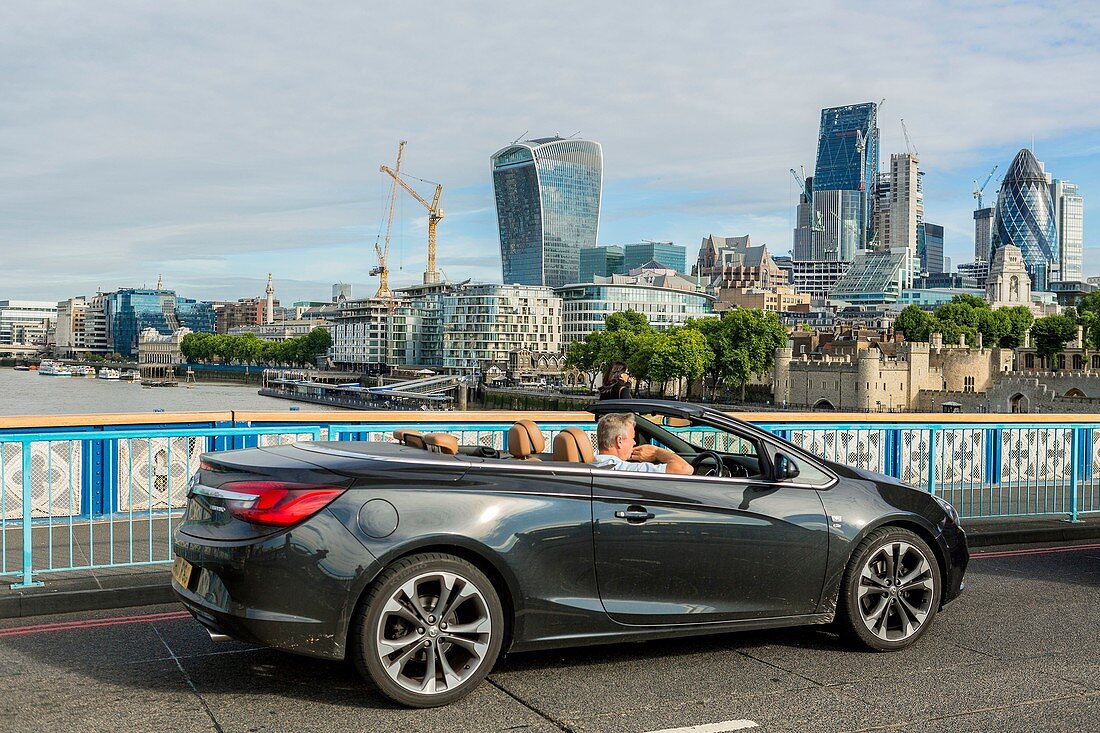 United Kingdom, London, the Thames, a convertible on the Tower Bridge and the City
