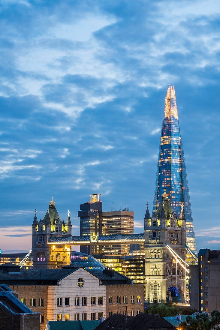 Vereinigtes Königreich, London, Southwark, die Tower Bridge und The Shard von Renzo Piano