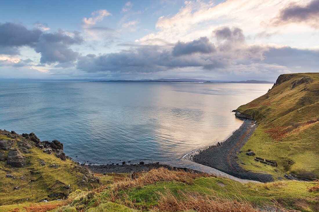 Vereinigtes Königreich, Schottland, Highland, Innere Hebriden, Isle of Skye, Trotternish, Staffin, Blick von Lealt Falls