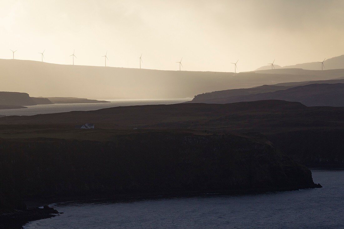 Vereinigtes Königreich, Schottland, Highland, Innere Hebriden, Isle of Skye, Trotternish, Windkraftanlagen in der Nähe von Uig