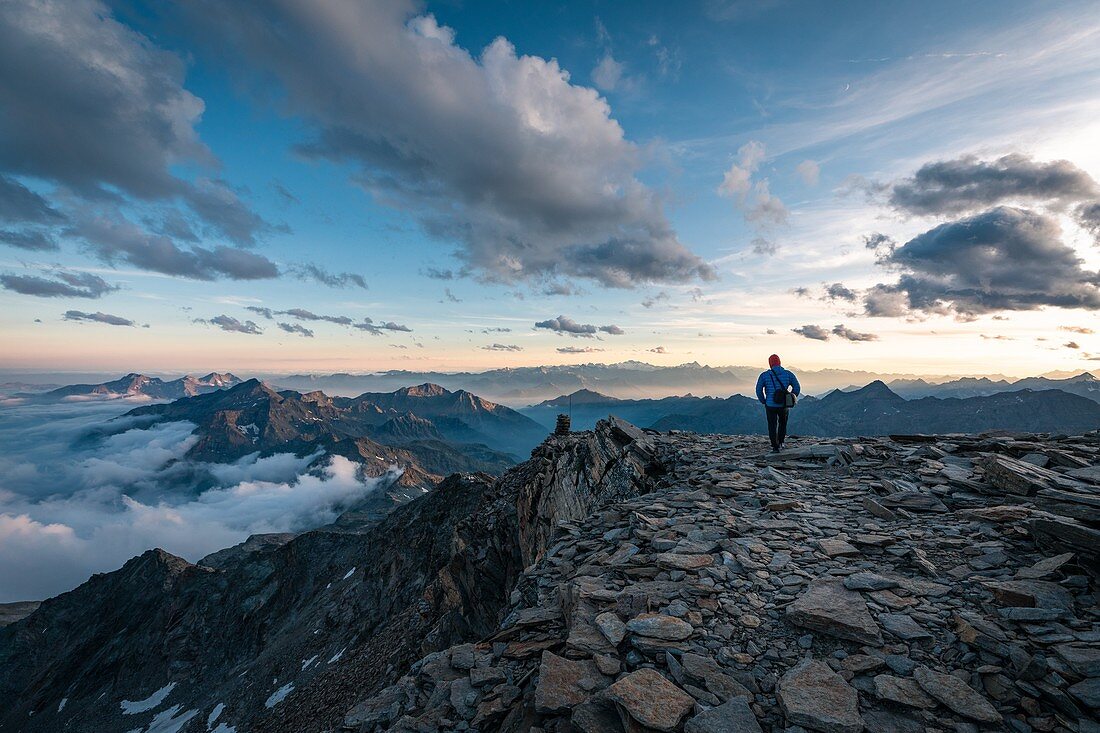 Bergsteiger Wandert in der Nähe der Hütte Quintino Sella bei Sonnenuntergang, Monte Rosa, Gressoney-La-Trinite, Aostatal, Italien