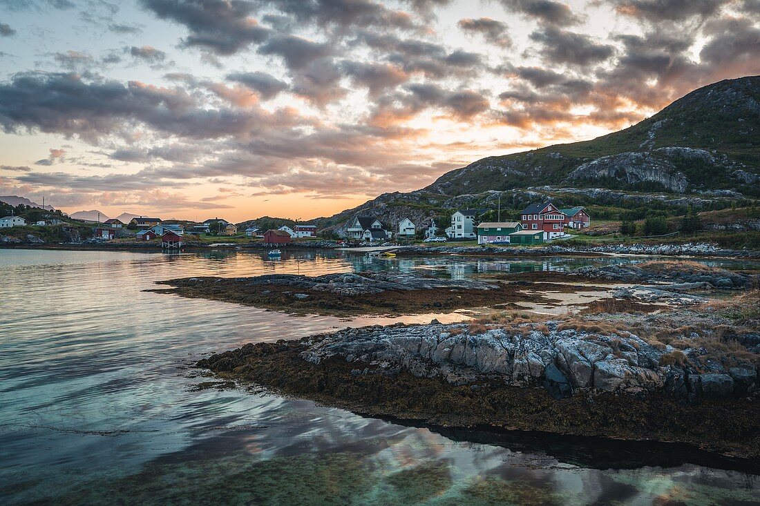 Küstendorf mit Bunten Häusern bei Sonnenuntergang, Sommaroy, Insel Kvaloya, Tromso, Norwegen
