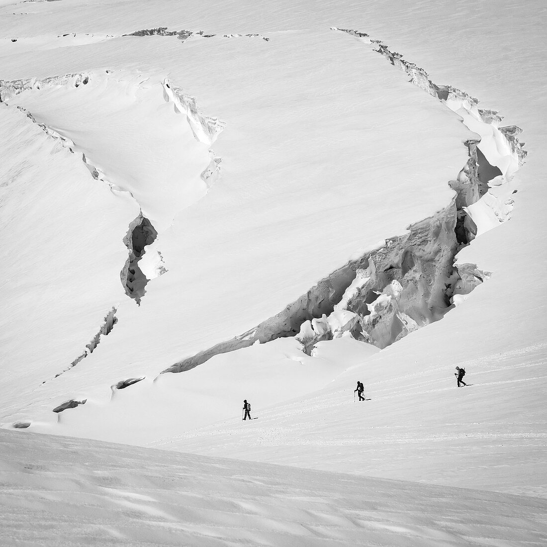 MOUNTAINEERS CROSSING A GLACIER AT THE FOOT OF THE BIG OPEN CREVASSES, MONTE ROSA, GRESSONEY-LA-TRINITE, AOSTA VALLEY, ITALY