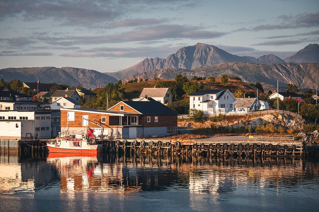 Küstenstadt mit Hafen bei Sonnenuntergang, Sommaroy, Insel Kvaloya, Tromso, Norwegen