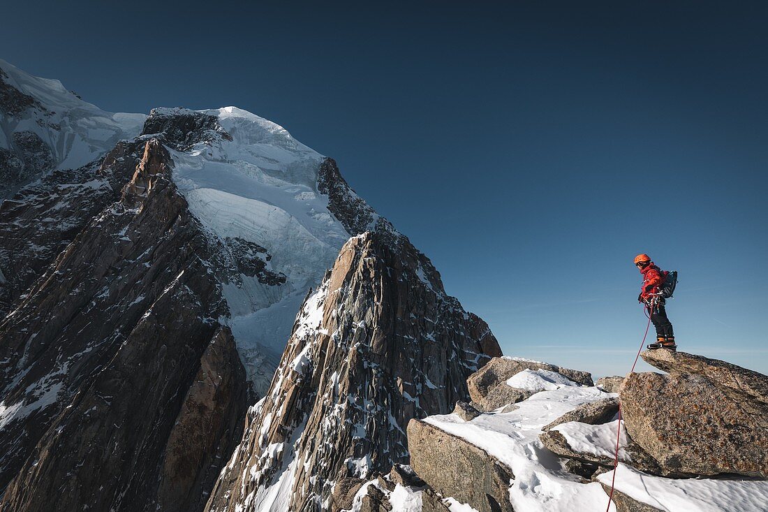 Bergführer auf dem Kamm der Pointes Lachenal am Fuss der Seracs Du Mont Blanc, Chamonix-Mont-Blanc, Haute-Savoie , Frankreich
