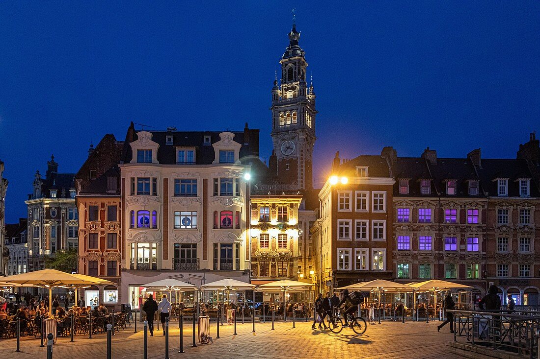 BAR TERRACES ON THE GRAND'PLACE AT NIGHTFALL, LILLE, NORD, FRANCE
