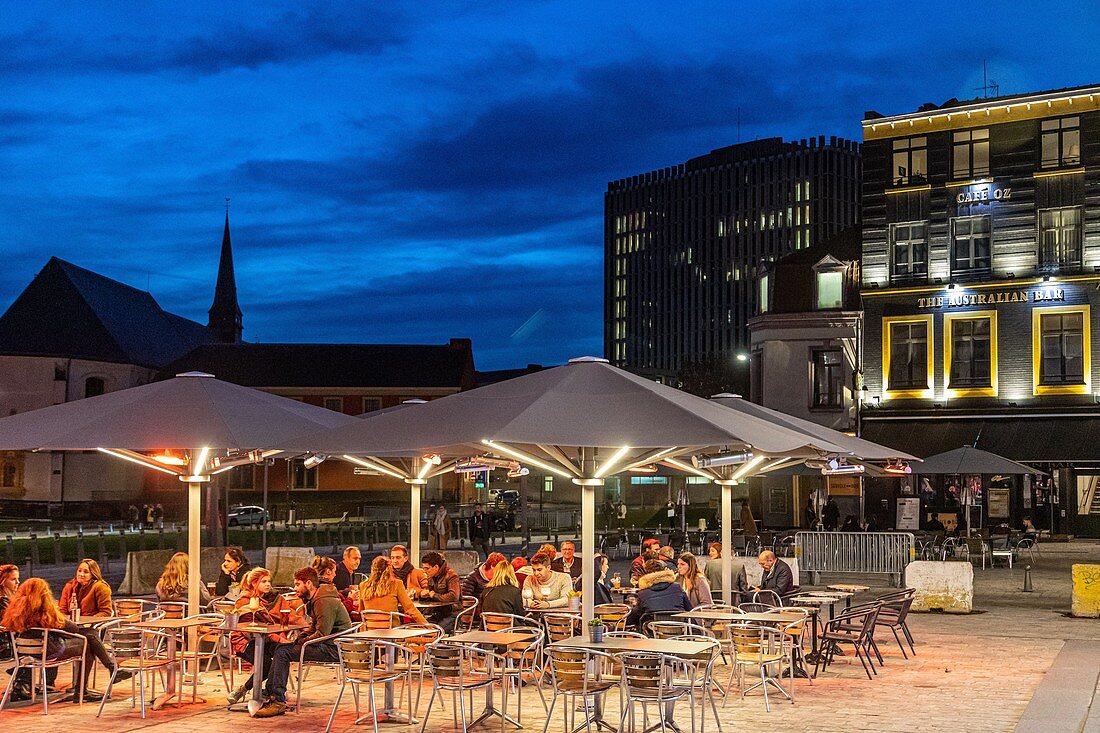 Terrasse der Australischen Bar Oz bei Einbruch der Nacht, Lille, Nord, Frankreich
