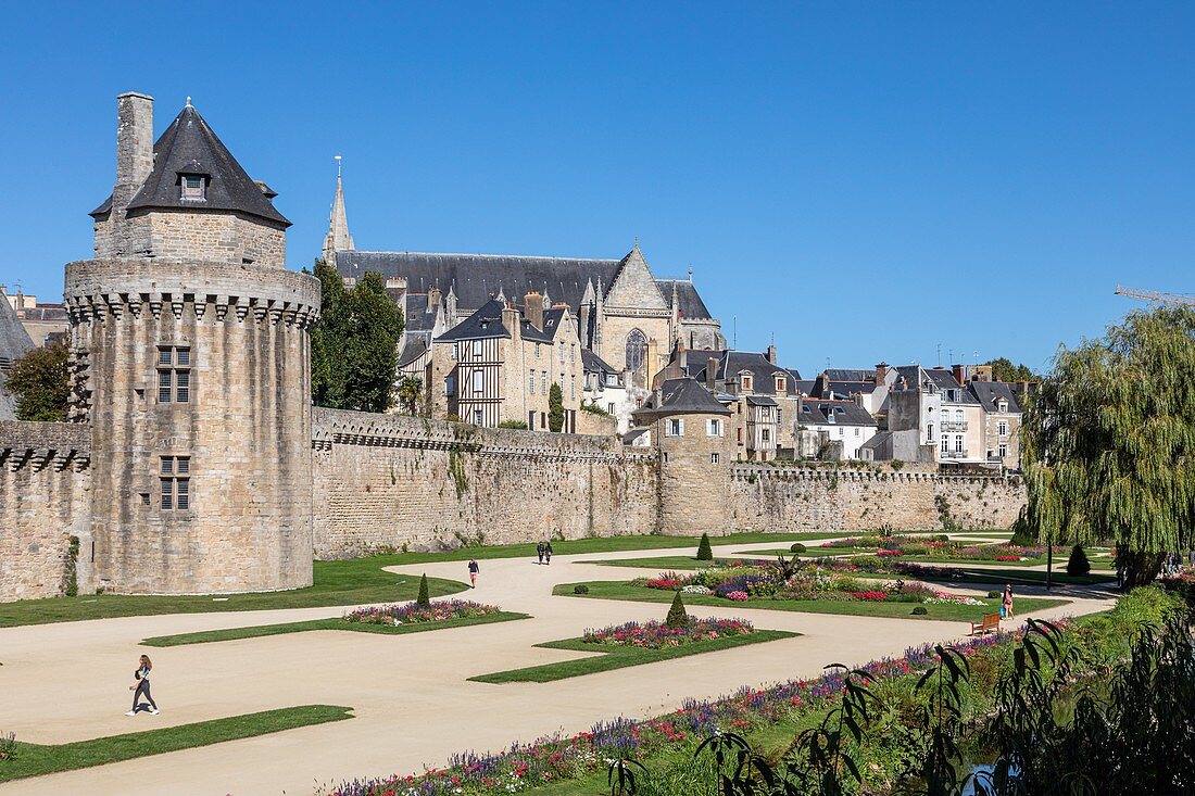 CONNETABLE TOWER AND PARK AND GARDENS AROUND THE RAMPARTS, VANNES, (56) MORBIHAN, BRITTANY, FRANCE