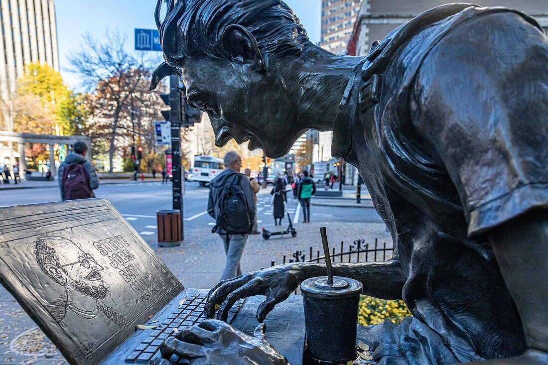 Steve Jobs Est Mort', die Lektion, Künstler Cedric Loth, Bronze Skulptur 2012 , Rue Sherbrooke, Montreal, Quebec, Kanada