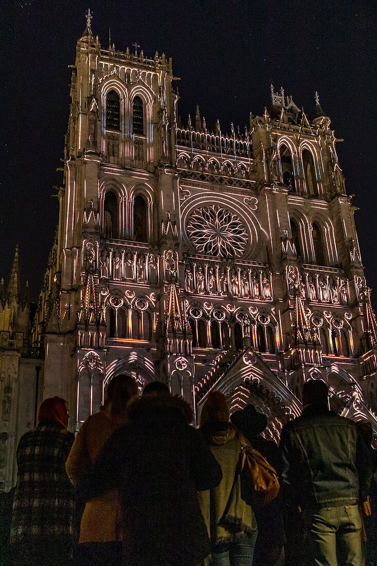 Chroma, Lichtershow an der Fassade der Kathedrale Notre Dame D'amiens, Somme, Picardy, Hauts De France