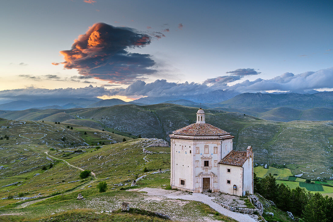 Wolkenstimmung über der Kirche Madonna della Pietra, Nationalpark Gran Sasso, Parco nazionale Gran Sasso, Apennin, Abruzzen, Italien