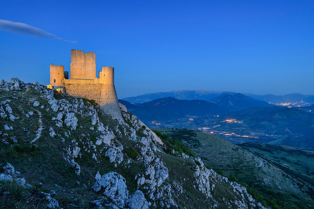 Mittelalterliche beleuchtete Burg Rocca Calascio zur blauen Stunde, Rocca Calascio, Nationalpark Gran Sasso, Parco nazionale Gran Sasso, Apennin, Abruzzen, Italien