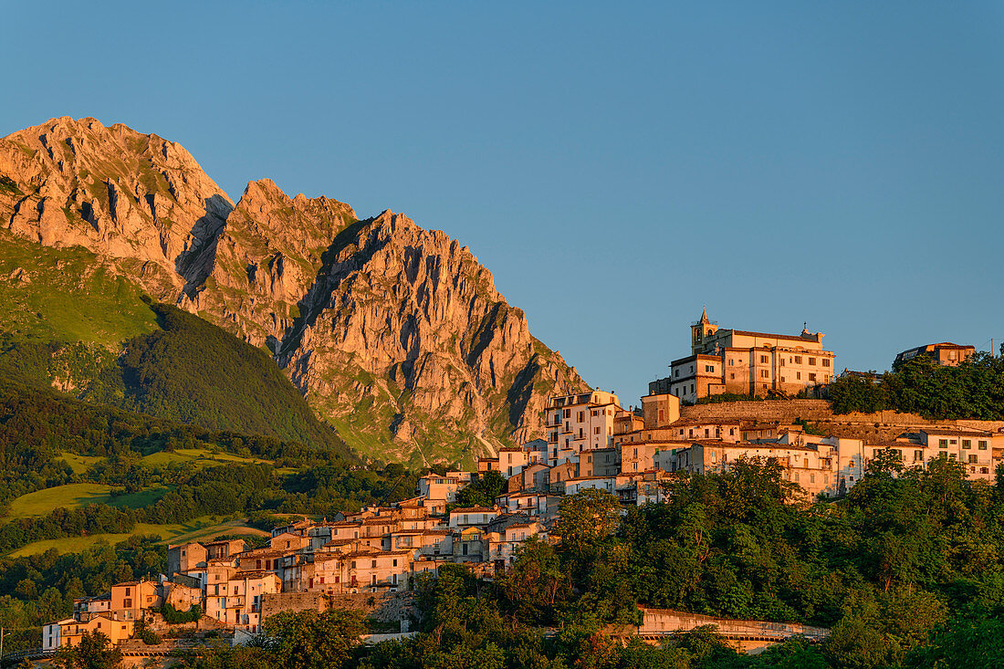 Ort Farindola mit Monte Camicia, Farindola, Nationalpark Gran Sasso, Parco nazionale Gran Sasso, Apennin, Abruzzen, Italien