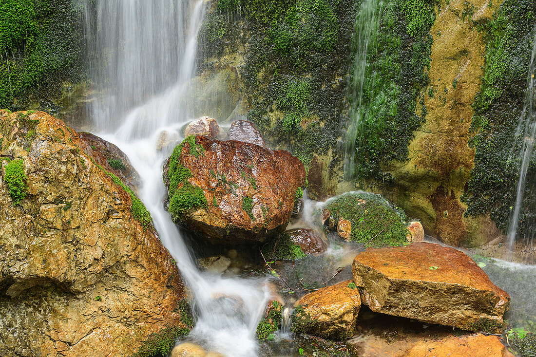 Wasser fließt über bemooste Felsen hinab, Wimbachklamm, Berchtesgadener Alpen, Berchtesgaden, Nationalpark Berchtesgaden, Oberbayern, Bayern, Deutschland