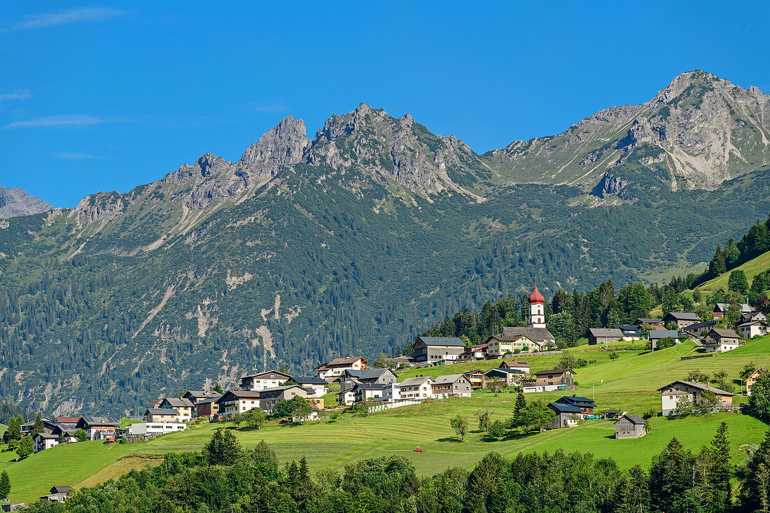 Blick auf Raggal und Lechquellengebirge, Biosphärenreservat Großes Walsertal, Bregenzerwaldgebirge, Bregenzerwald, Vorarlberg, Österreich