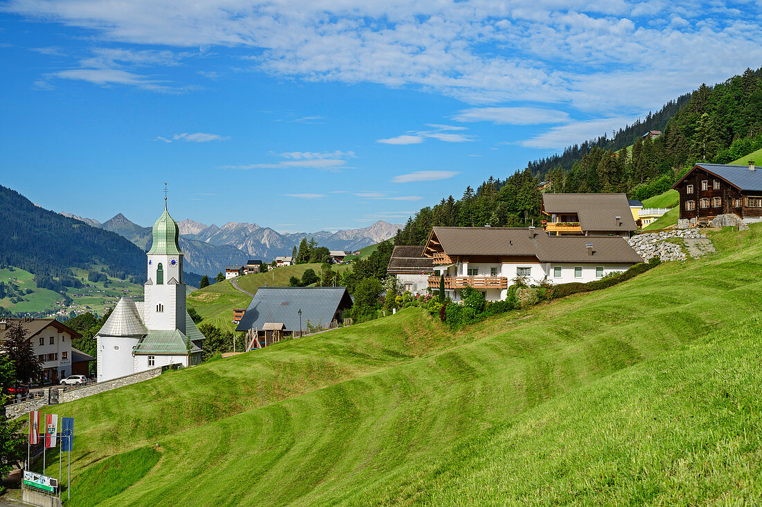 Ort Fontanella mit Kirche, Biosphärenreservat Großes Walsertal, Bregenzerwaldgebirge, Bregenzerwald, Vorarlberg, Österreich