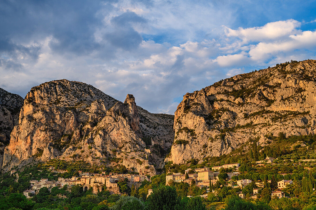 Mountain village Moustiers-Sainte-Marie, Verdon Natural Park, Alpes-de-Haute-Provence, Provence-Alpes-Cote d'Azur, France