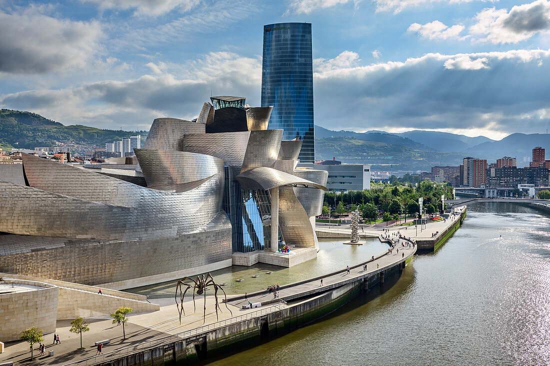 Guggenheim Museum on the Nervion River, architect Frank O. Gehry, Bilbao, Basque Country, Spain