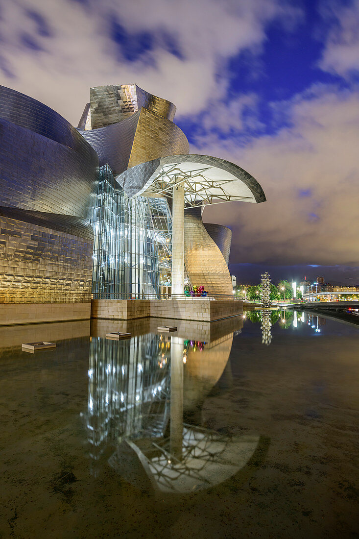 Beleuchtetes Guggenheim-Museum, Architekt Frank O. Gehry, Bilbao, Baskenland, Spanien